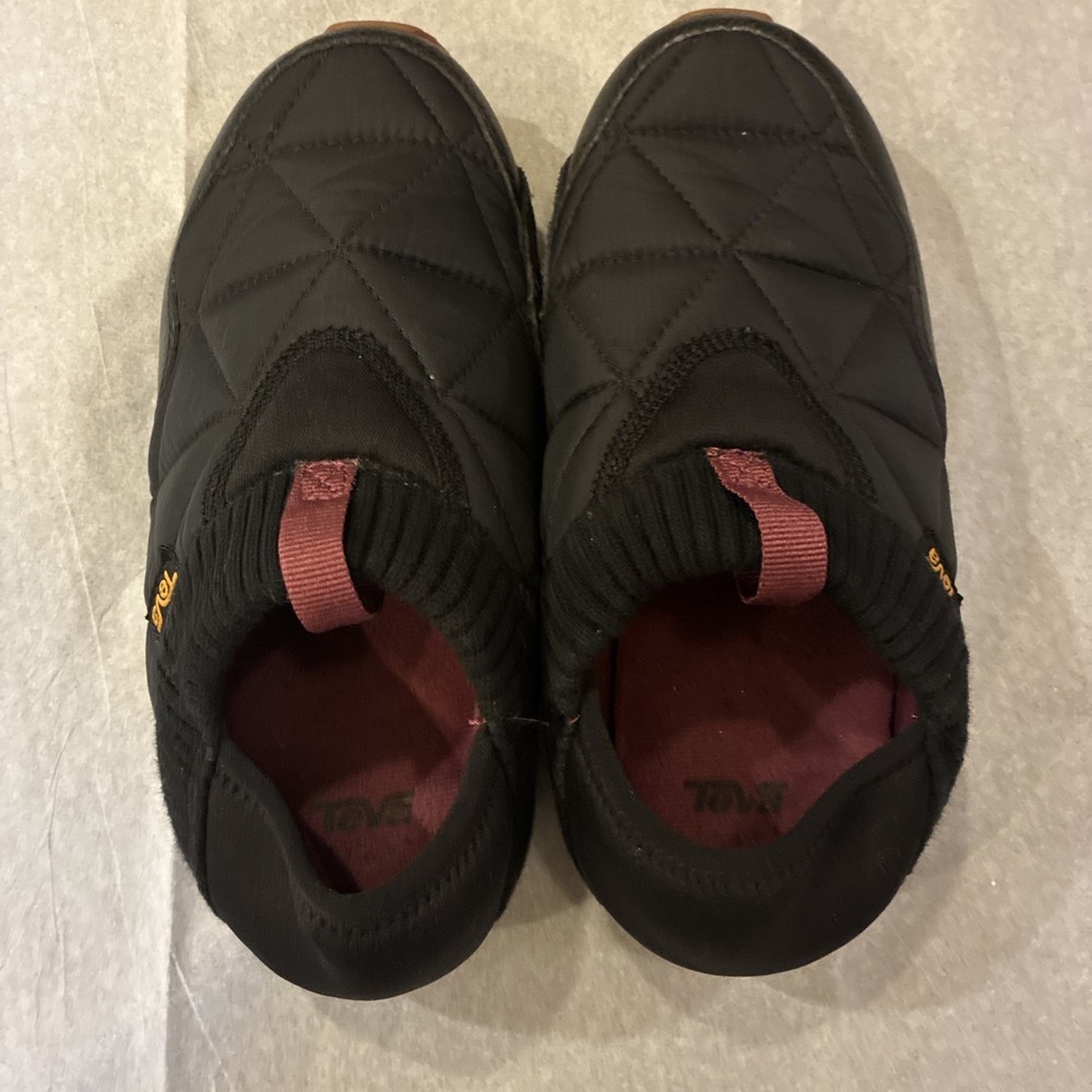 Teva Women's Size 5 Slippers Excellent Condition Black Exterior